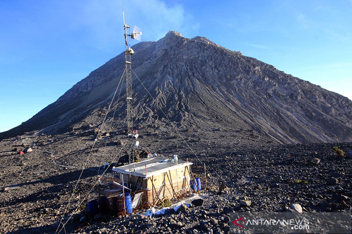 Merapi meluncurkan guguran lava sejauh 870 meter