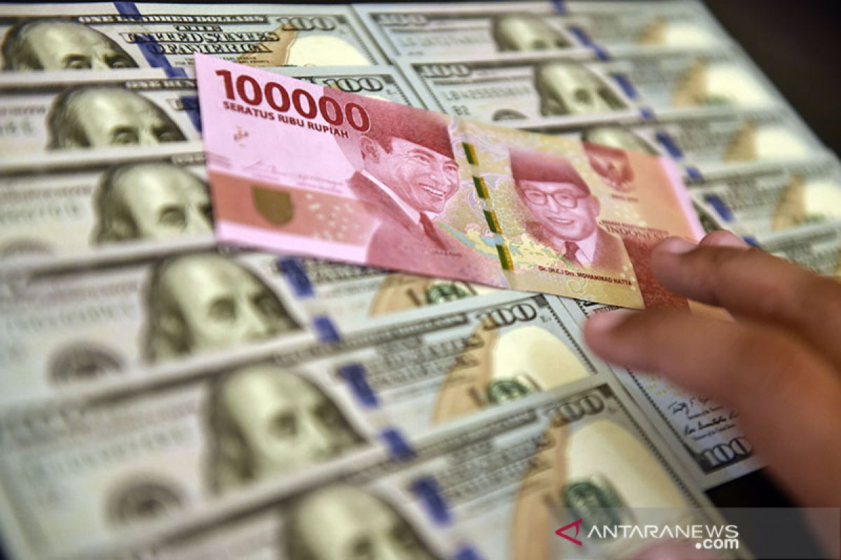 Jelang rilis neraca perdagangan Juli, rupiah melemah