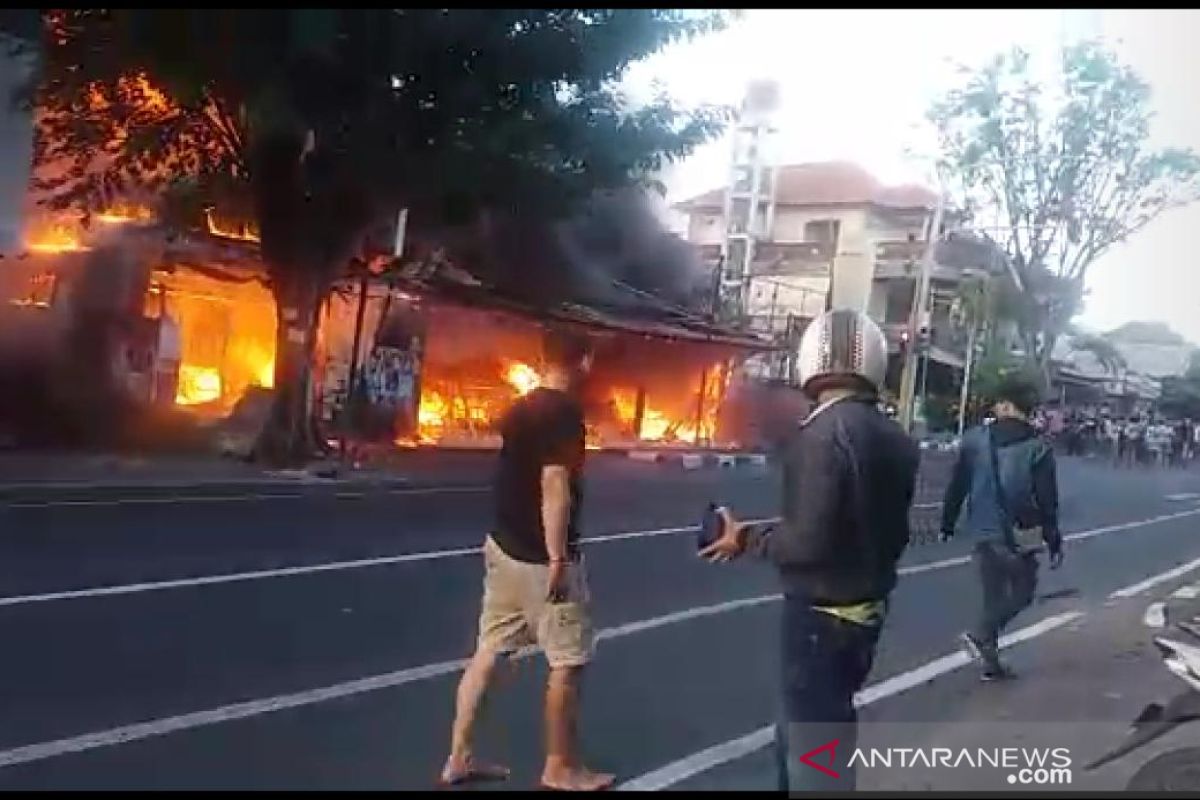 BPBD kerahkan lima mobil pemadam atasi kebakaran bengkel di Denpasar (video)