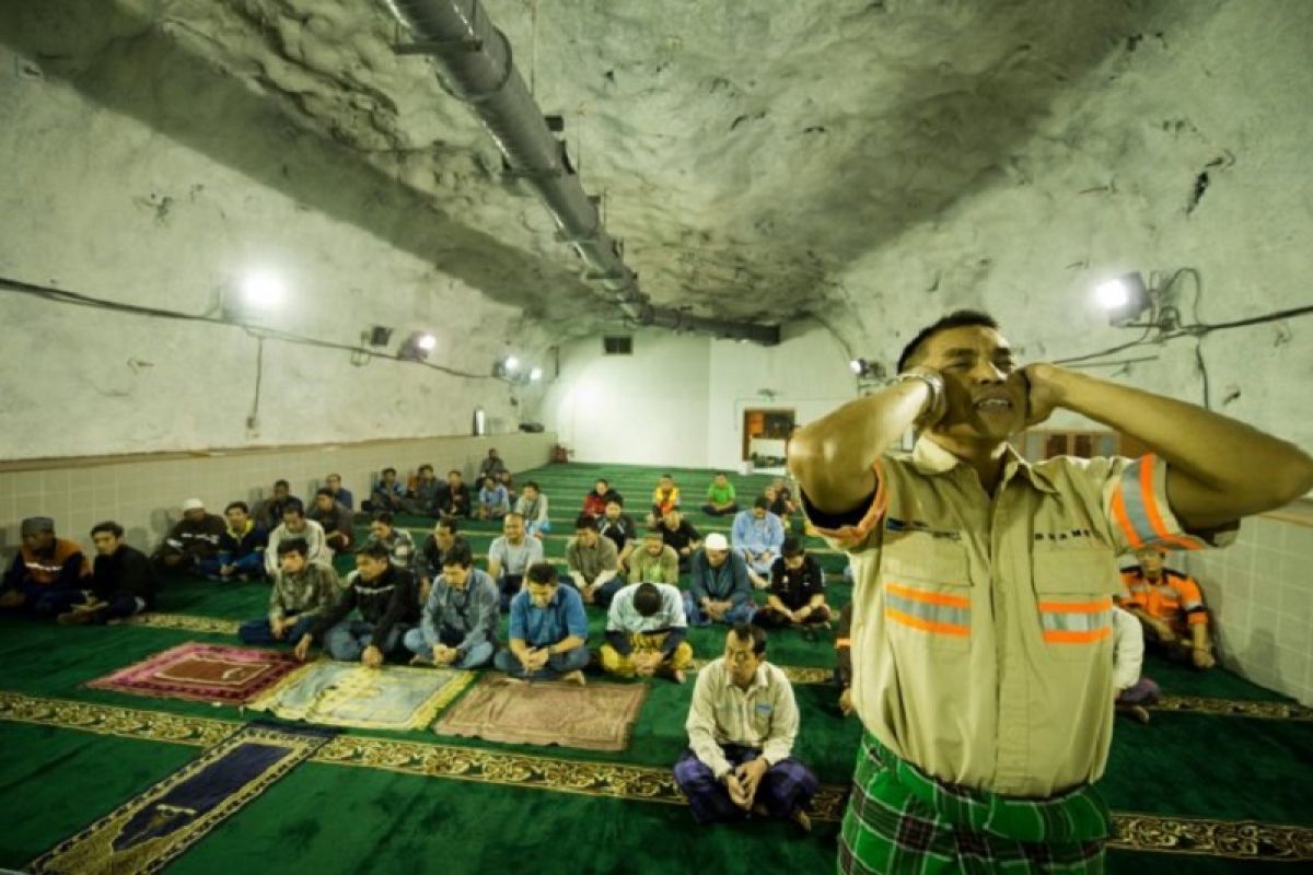 Begini kegiatan masjid di perut bumi pada kedalaman 1.700 meter di Papua selama Ramadhan