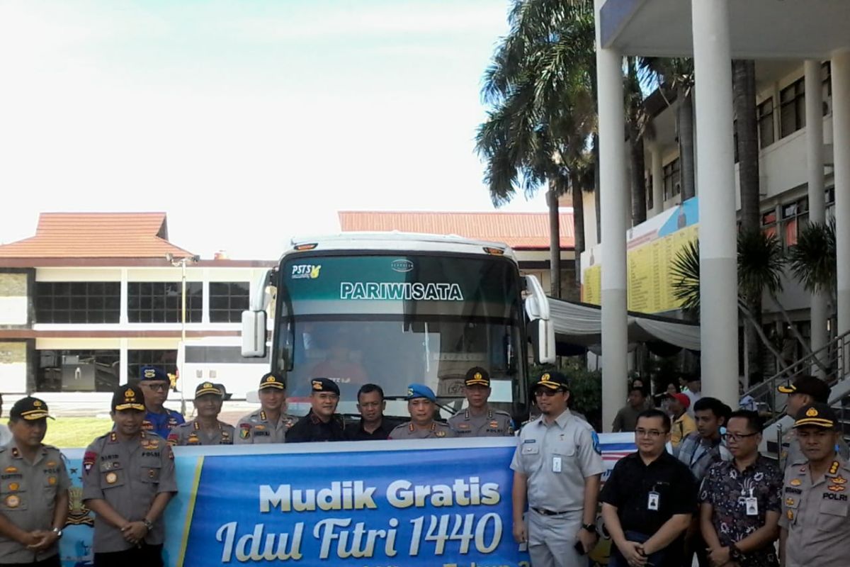 Polda Sulut berangkatkan 150 pemudik gratis ke Gorontalo