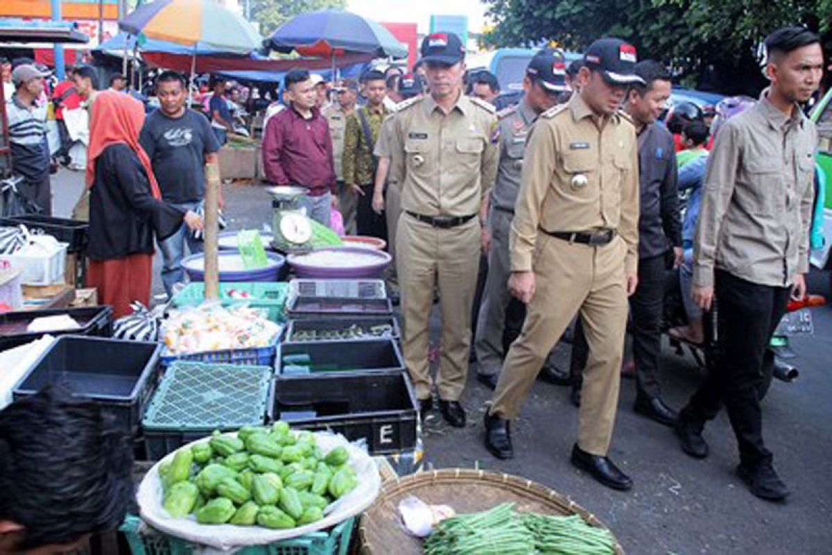 Bima Arya dan Dedie Rachim temukan ini saat sidak Pasar Kebon Kembang