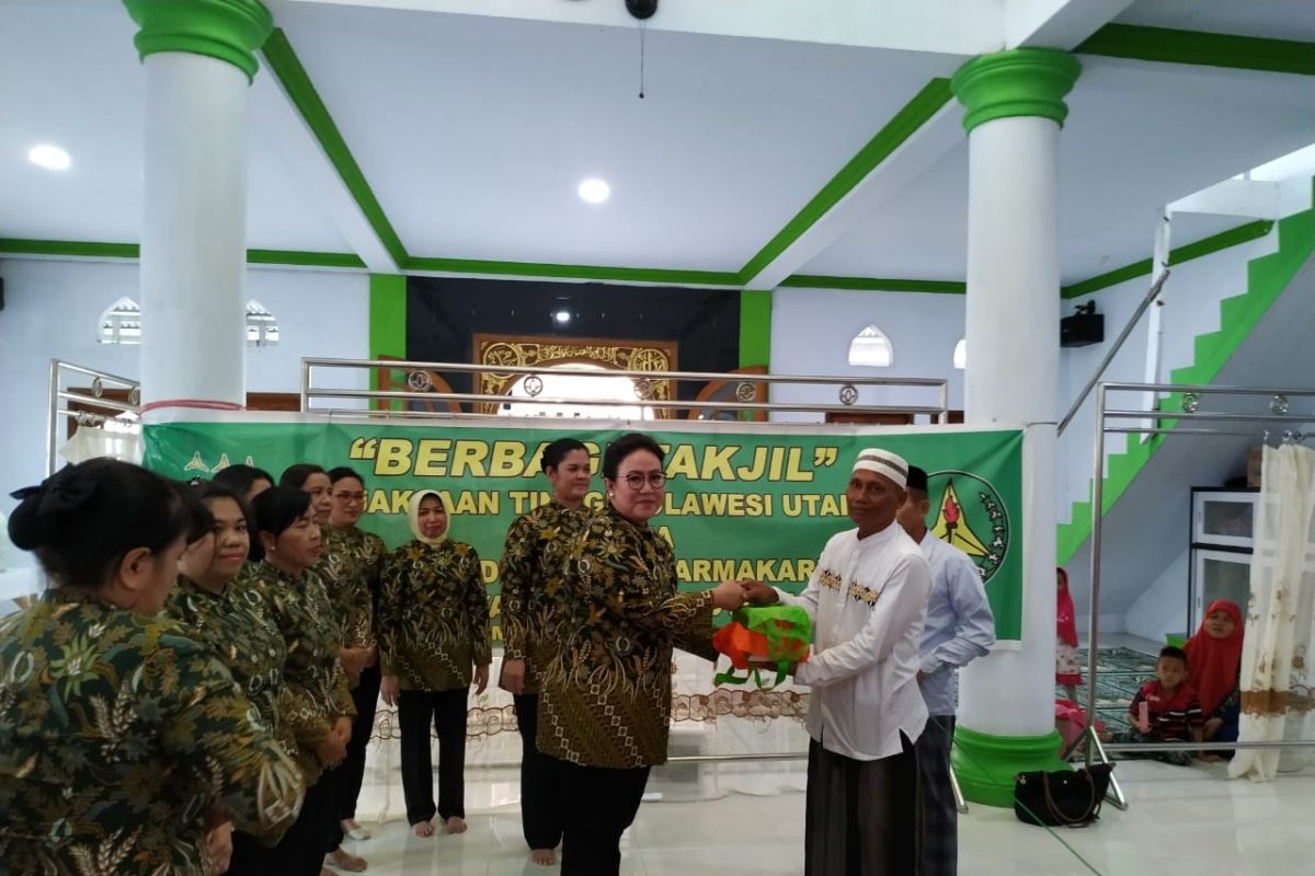 Kejati dan IAD Sulut berbagi takjil di Masjid RA Kartini