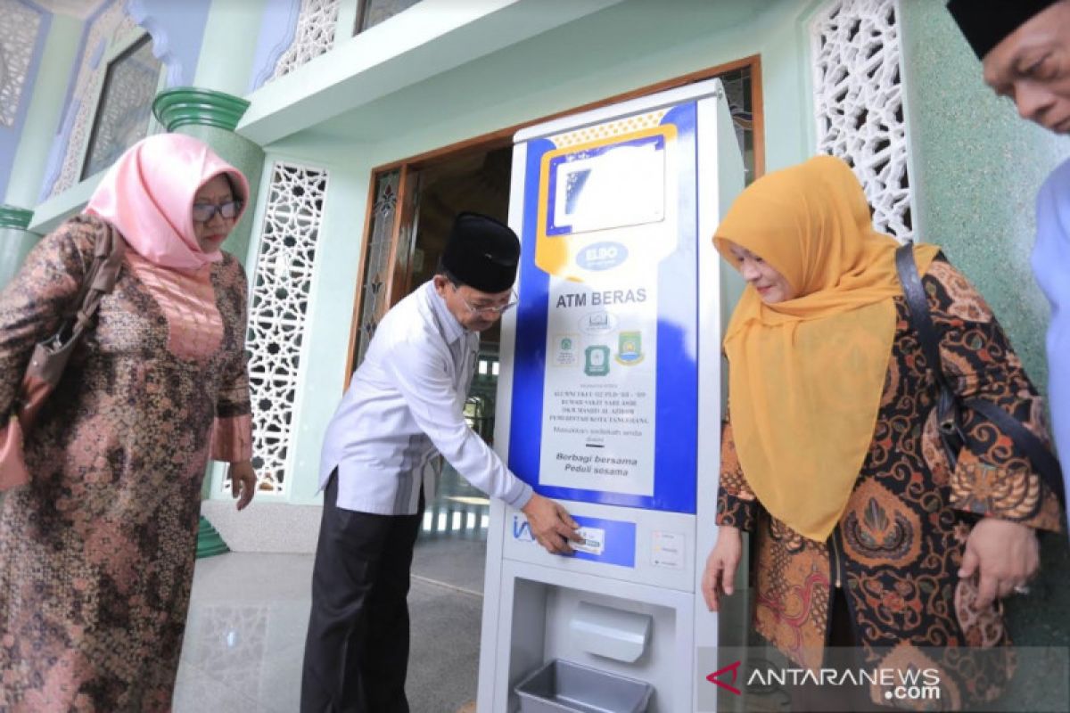 Masjid Al-Azhom dilengkapi ATM Beras karya lulusan FK-UI