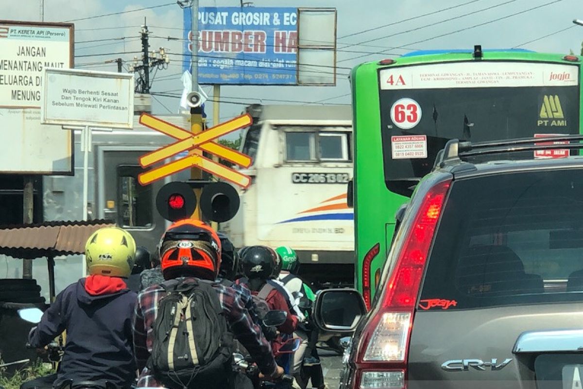 Daop 6 ingatkan pengguna jalan waspada di perlintasan kereta