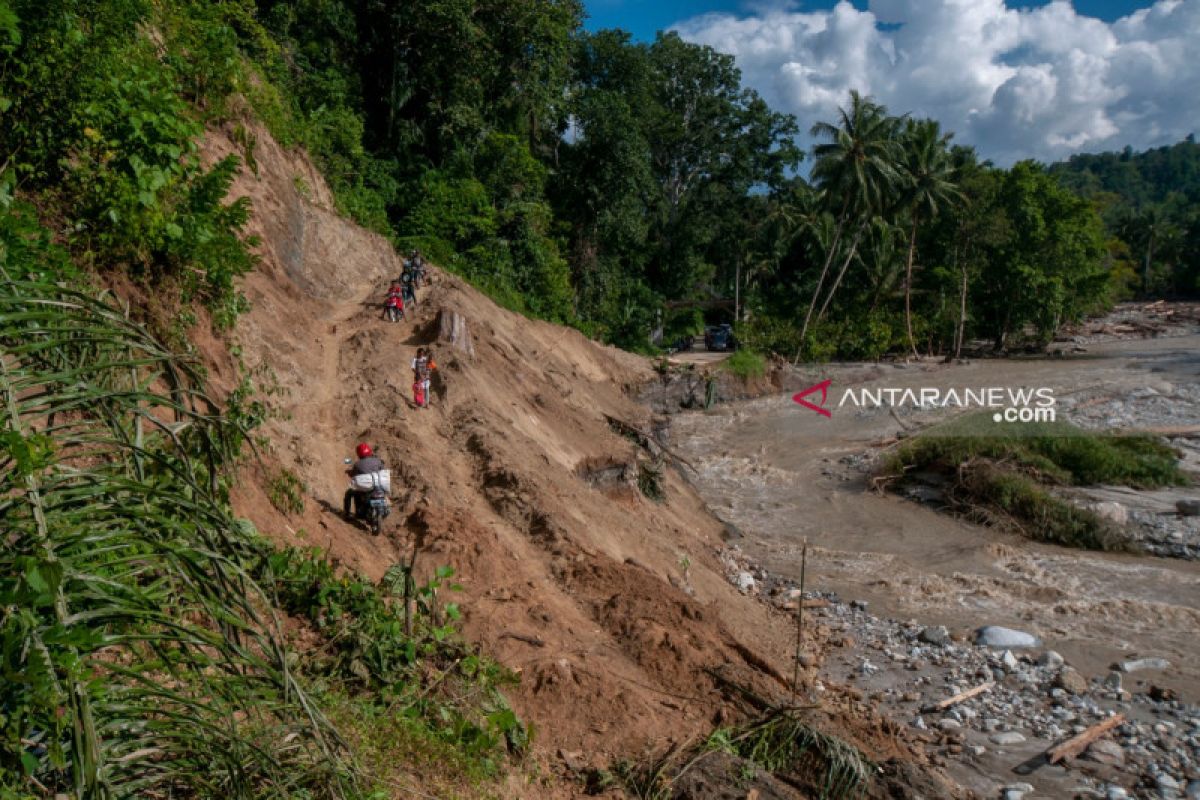 Jalan poros Palu-Kulawi dipindahkan jauh dari Sungai