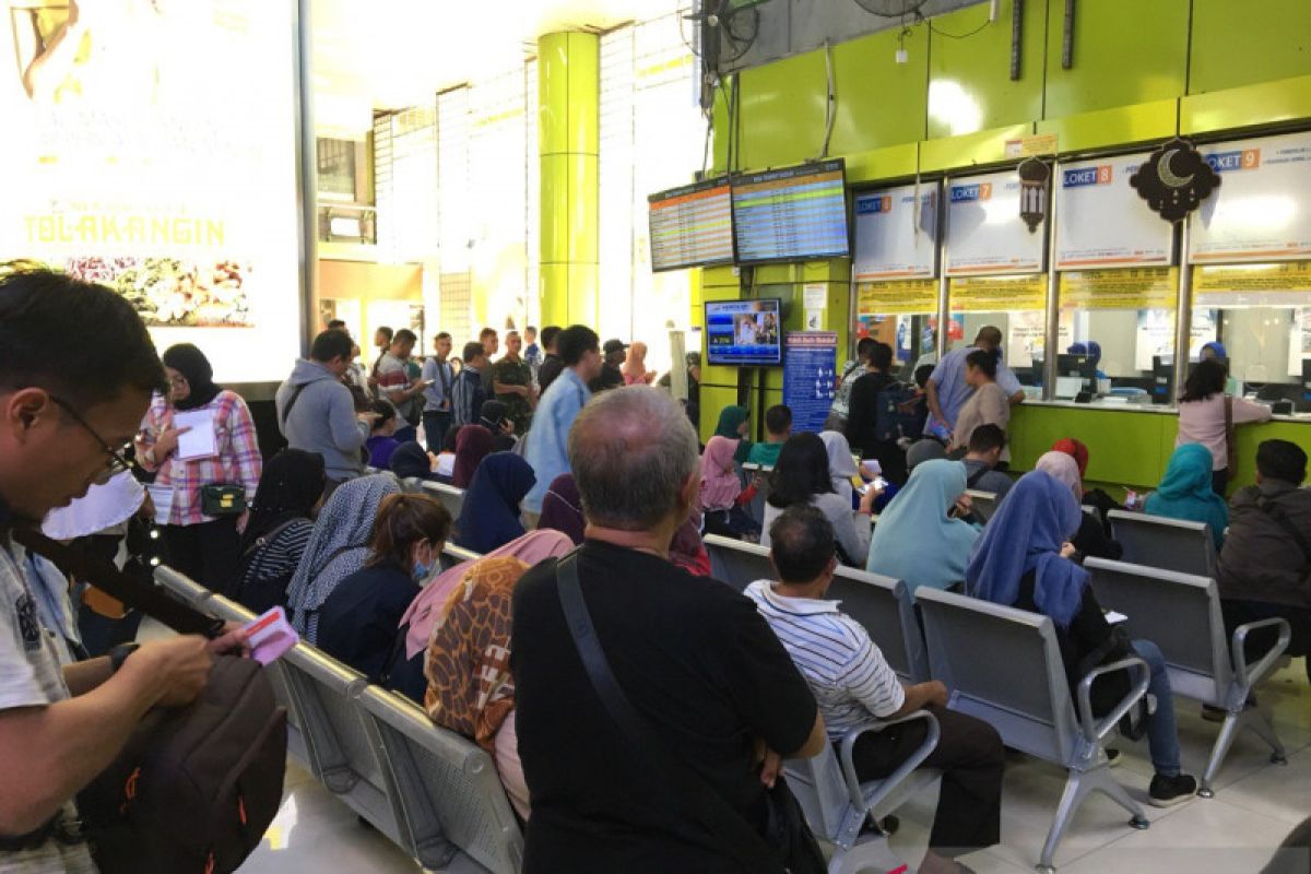 Pemudik mulai padati Stasiun KA Gambir