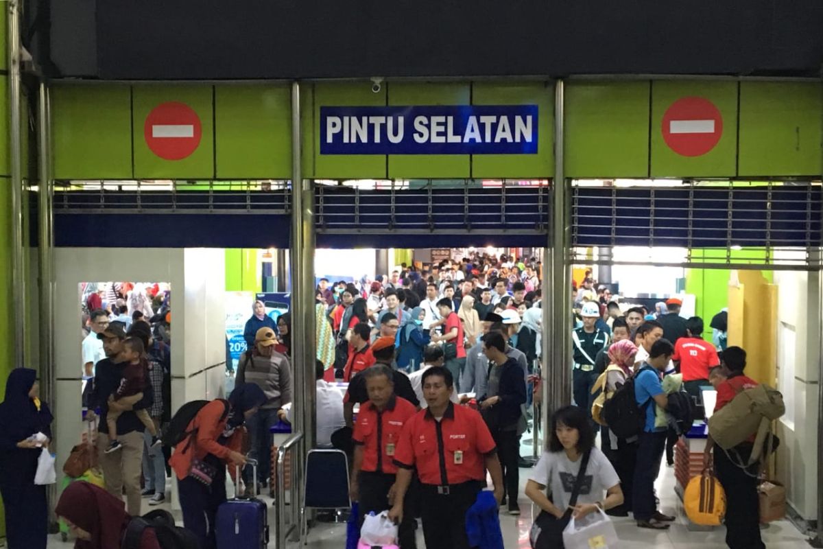 Jumlah penumpang kereta api di Stasiun Gambir meningkat