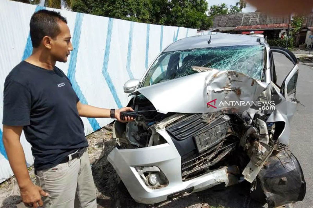 Mobil hantam pohon! Dua karyawan PT DWK tewas dan dua kritis [VIDEO]