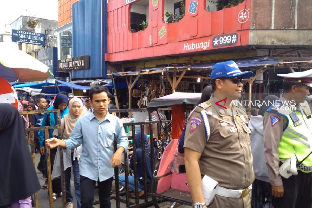 Mendekati Lebaran Polantas, Jalan Harun Kabir Sukabumi ditutupl