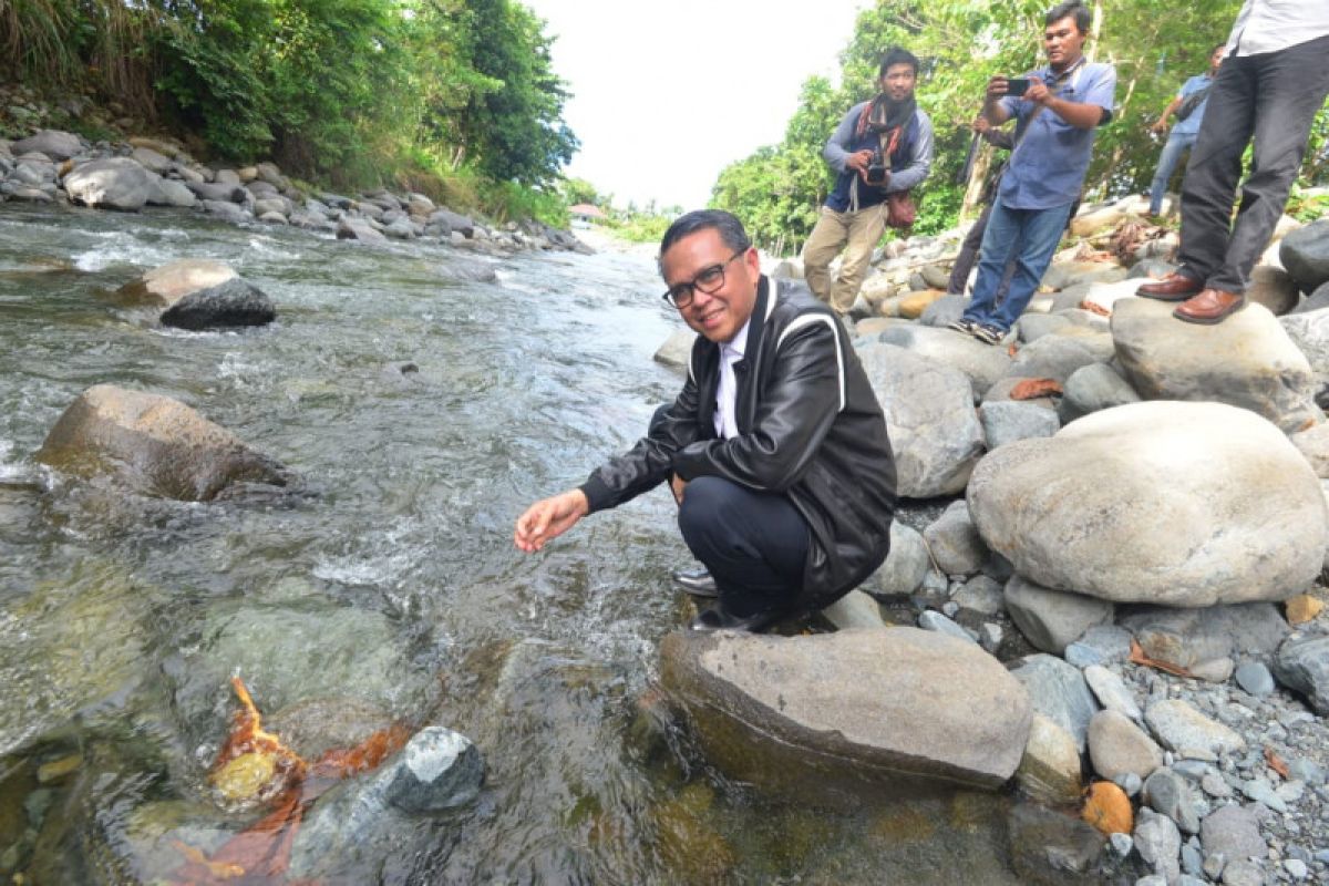 Gubernur Sulsel :  Jalan Seko bisa dilewati kendaraan roda empat pada 2020