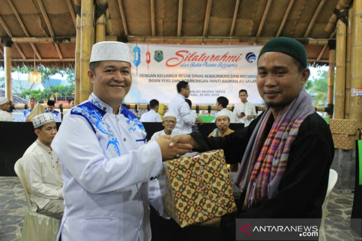 Karyawan Diskominfo bukber dan santuni anak panti asuhan