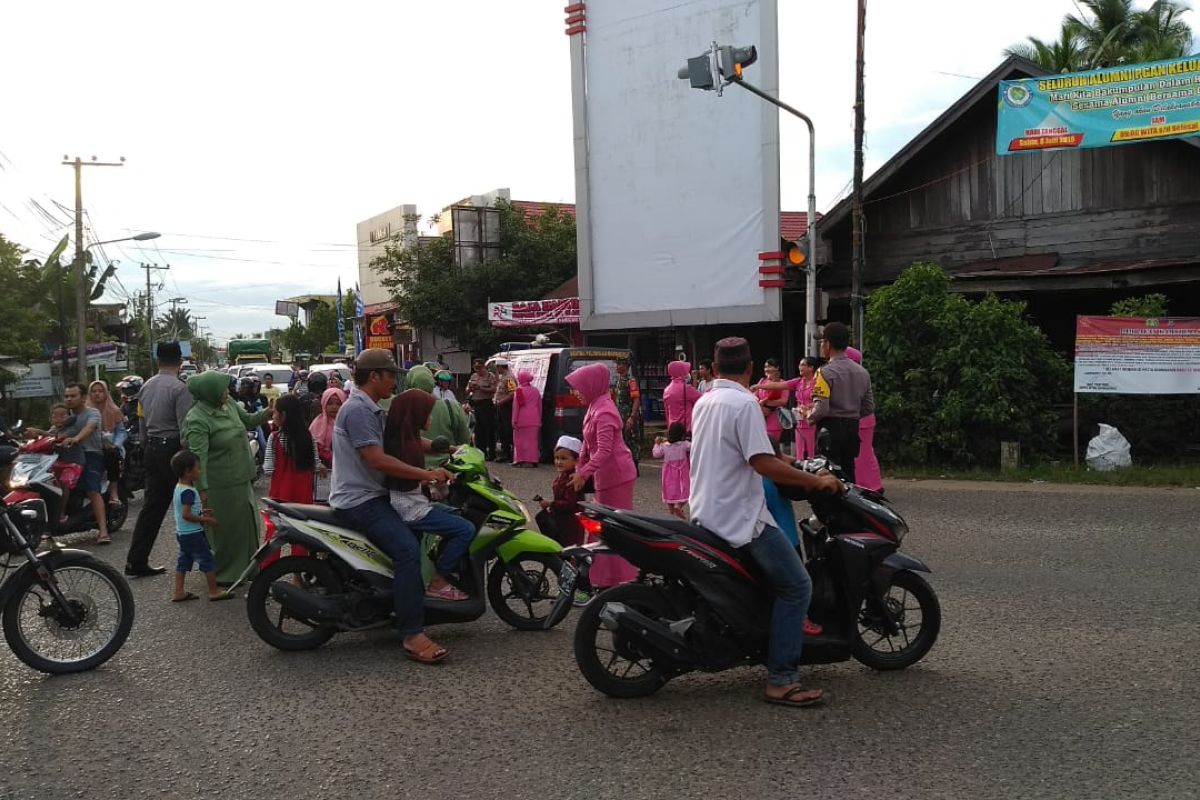 Anggota TNI - Polri Tabalong berbagi takjil gratis