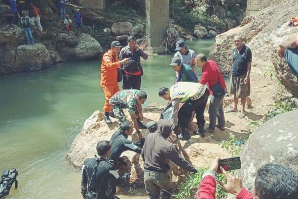 Basarnas Trenggalek evakuasi bocah tenggelam di Sungai Sidomulyo