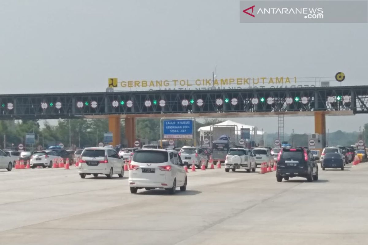 Volume kendaraan lintasi tol Jakarta-Cikampek meningkat 144 persen