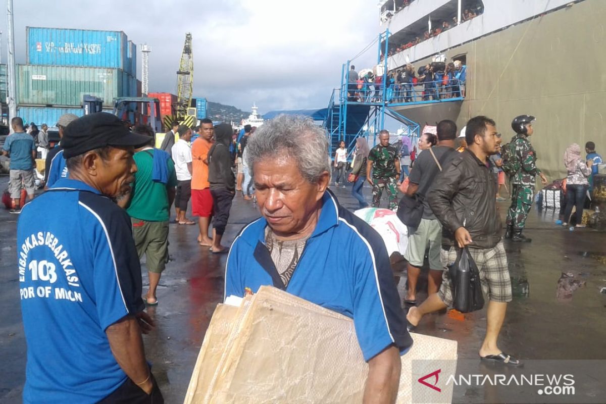 Pedagang tikar di Pelabuhan Yos Sudarso Ambon panen