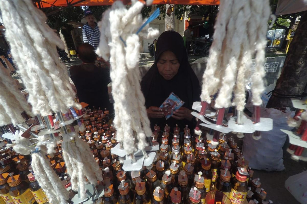 Pedagang ramai berjualan botol 