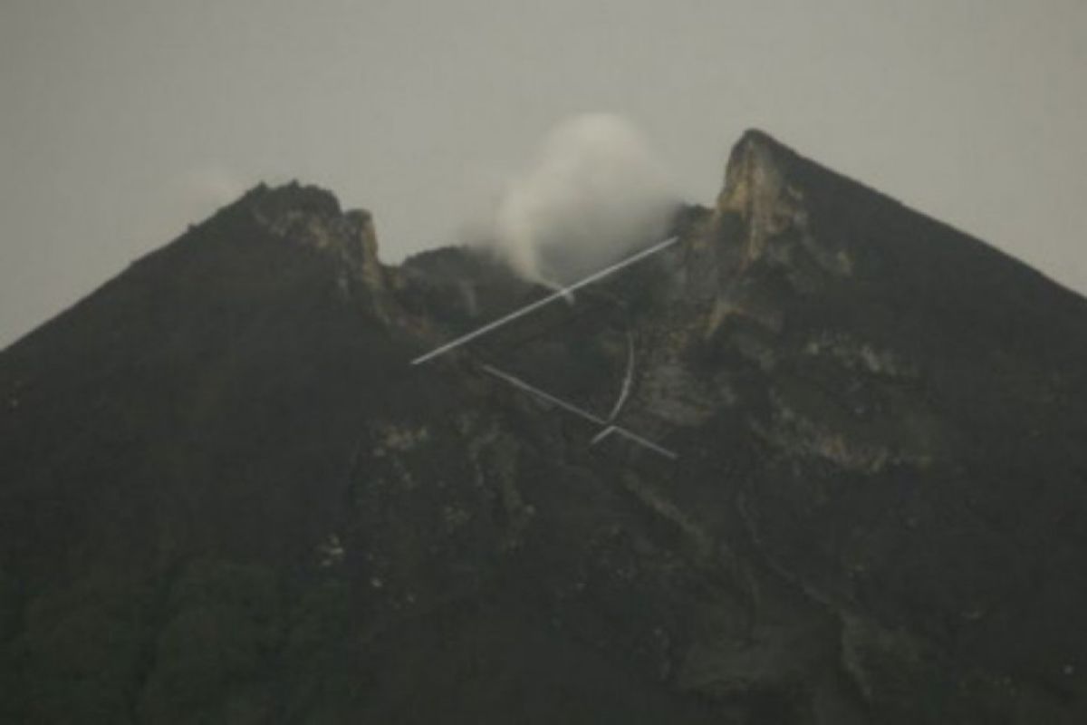 Tiga guguran lava diluncurkan  Gunung Merapi sejauh 1.000 meter