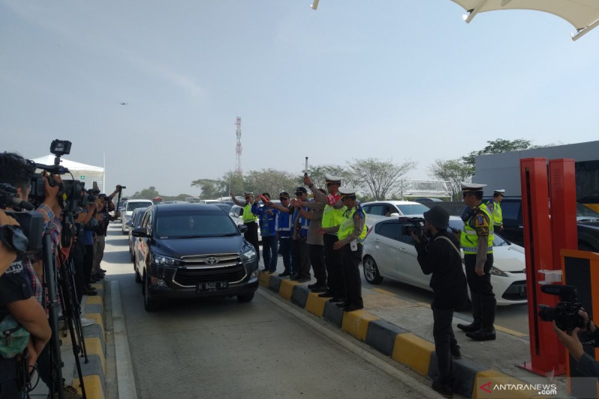 Kepadatan arus kendaraan Tol Japek semalam karena truk melintas