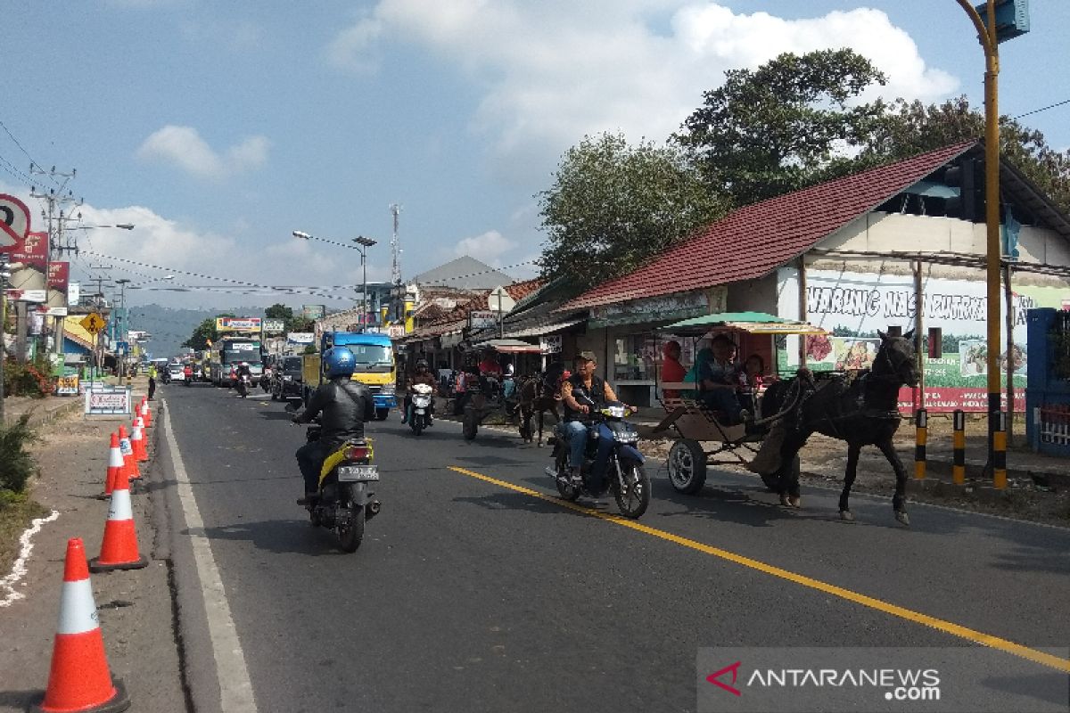 Delman di Garut menghambat laju kendaraan di jalur mudik