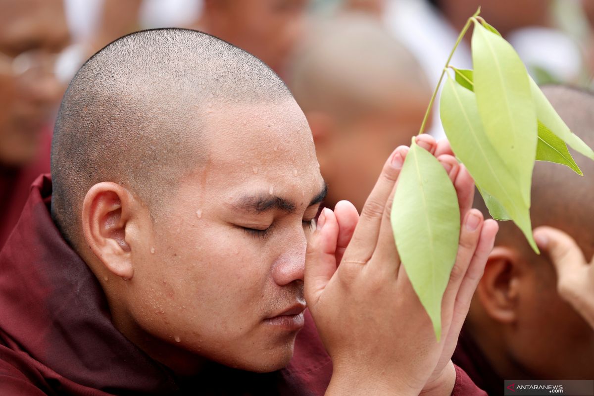 Pendukung pendeta garis keras Myanmar protes surat penangkapan