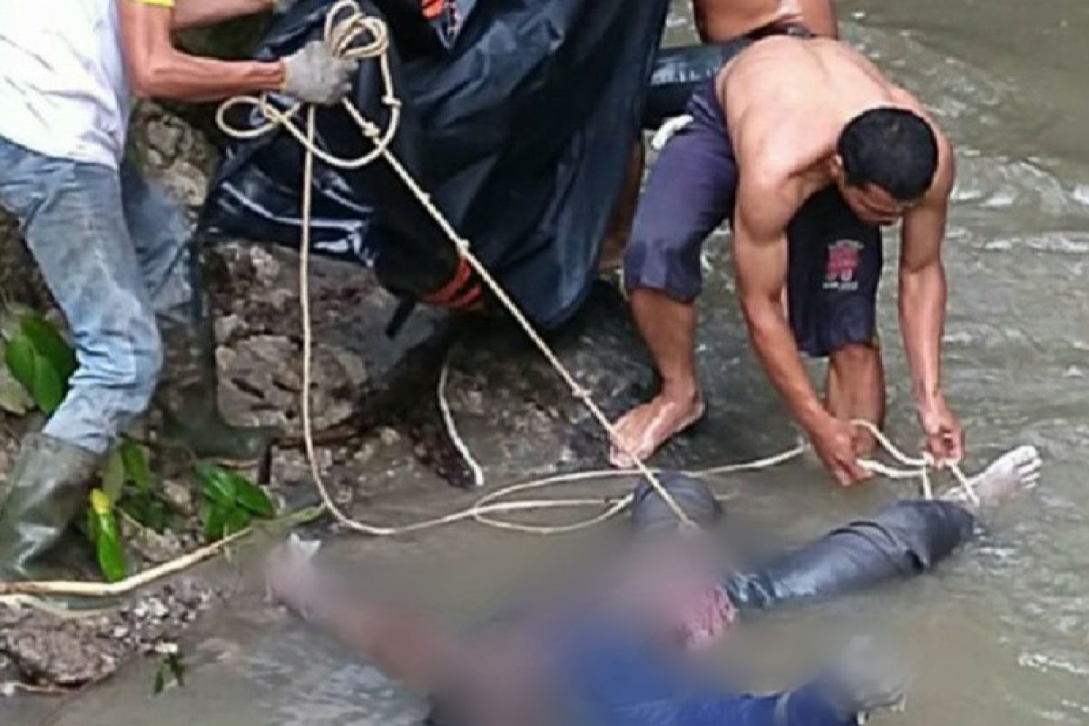Operator escavator korban longsor Simalungun dievakuasi dari sungai