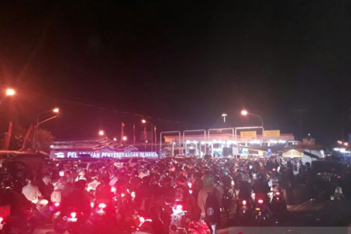 Pemudik padati Pelabuhan Gilimanuk saat malam hari