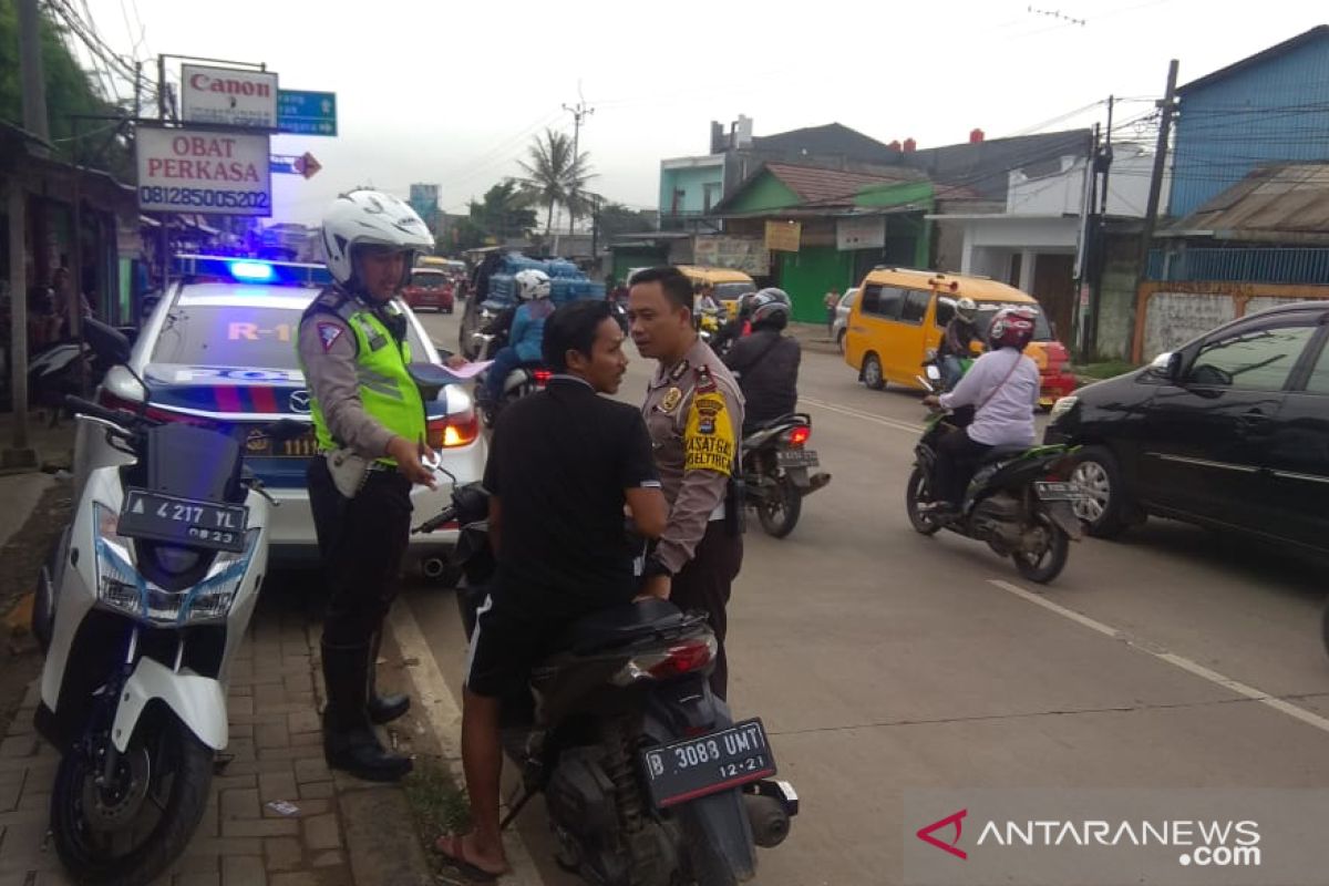 Pemudik melewati Tangerang manfaatkan SPBU untuk istirahat