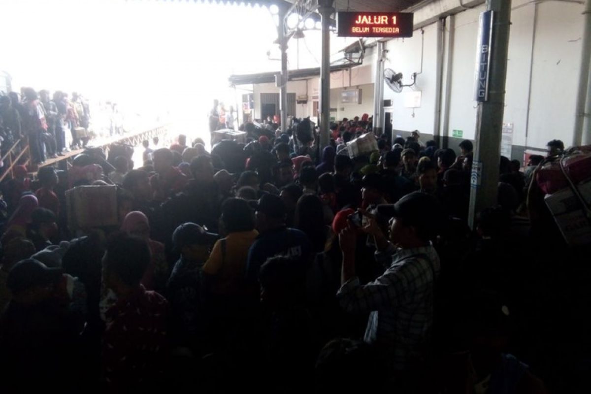 Arus mudik stasiun Rangkasbitung masih normal