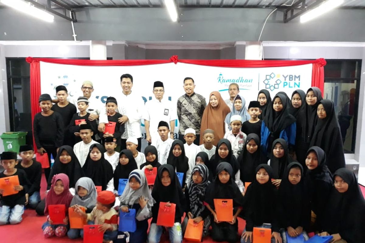 Dompet Dhuafa dan YBM PLN  salurkan zakat