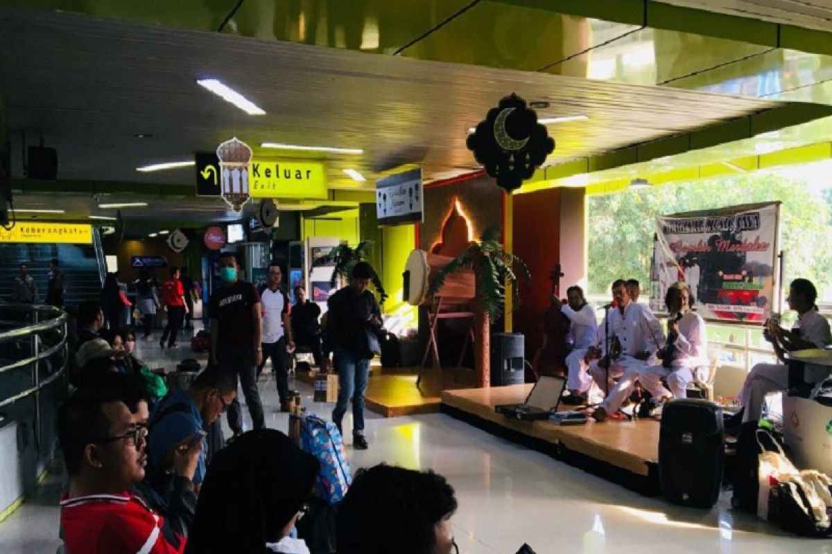 Pemudik nikmati alunan keroncong di Stasiun Gambir