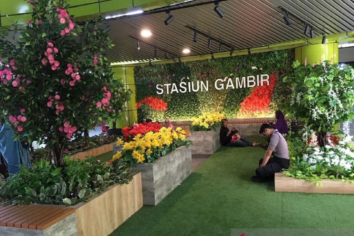 Ada taman di ruang tunggu Stasiun Gambir