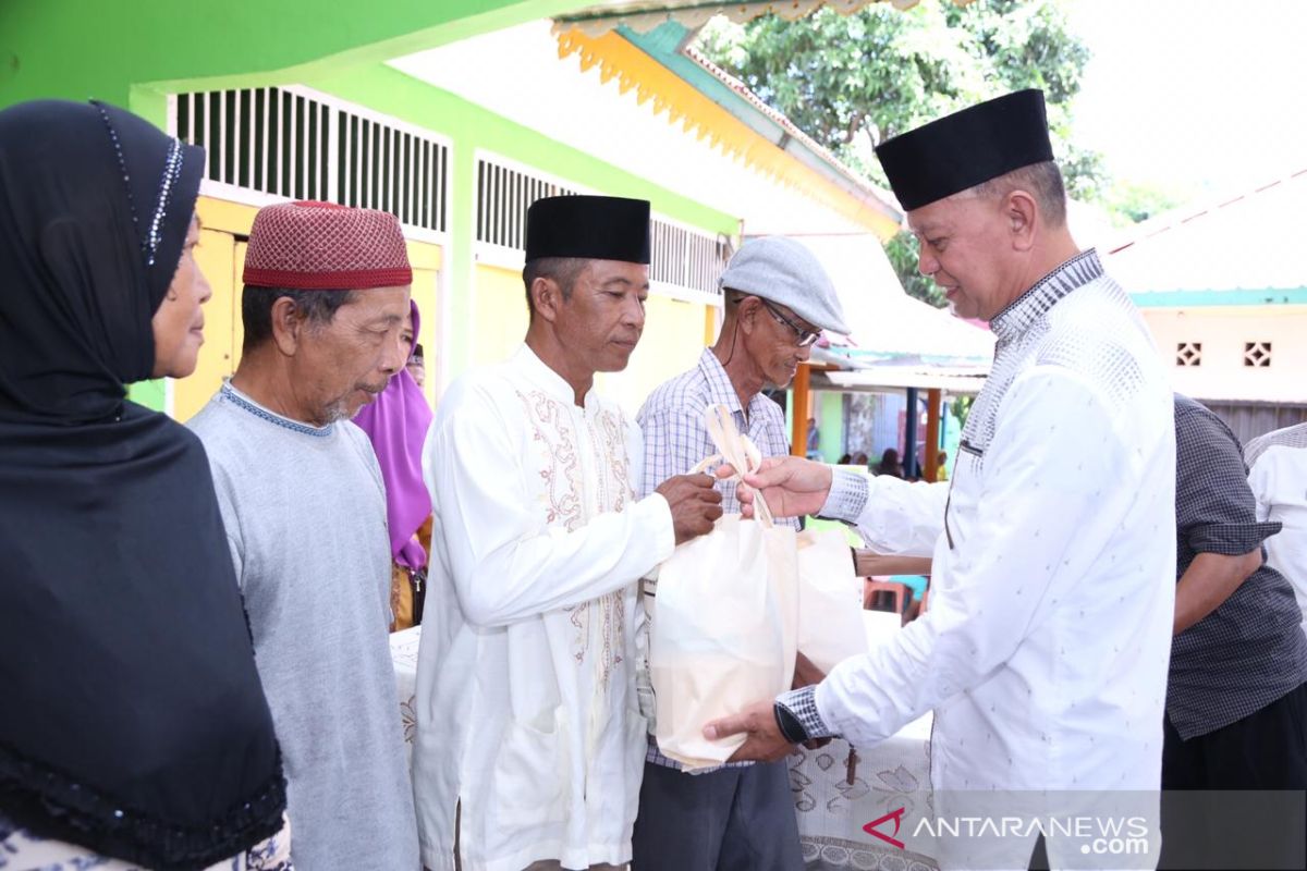 436 petugas kebersihan Tanjungpinang dapat paket sembako lebaran