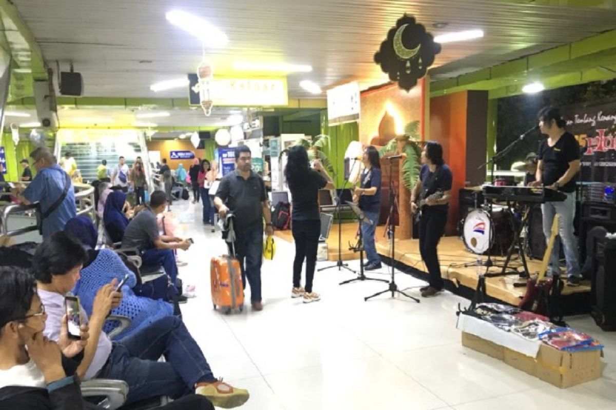 Group band mirip Koes Plus hibur penumpang di Stasiun Gambir