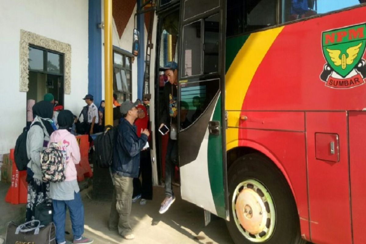 Terminal baru Jatijajar Depok mulai ramai pemudik