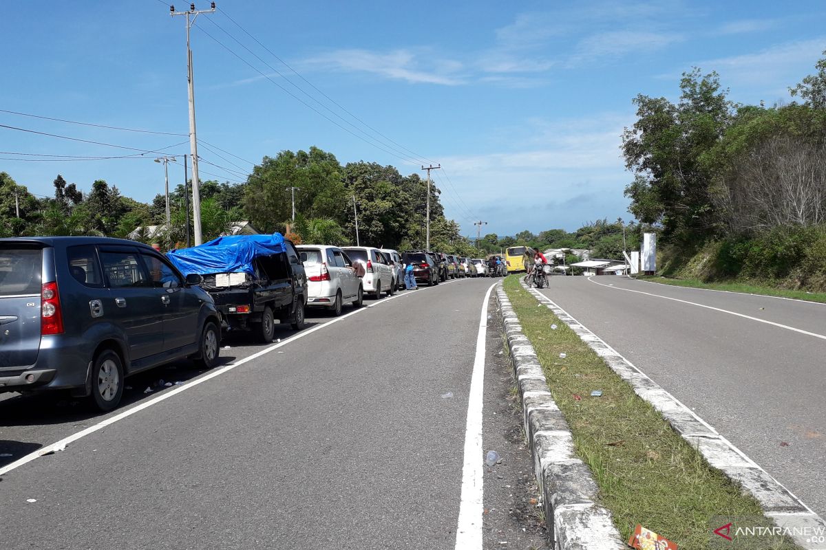 Puluhan mobil mengantre di luar Pelabuhan Tanjungkalian Muntok