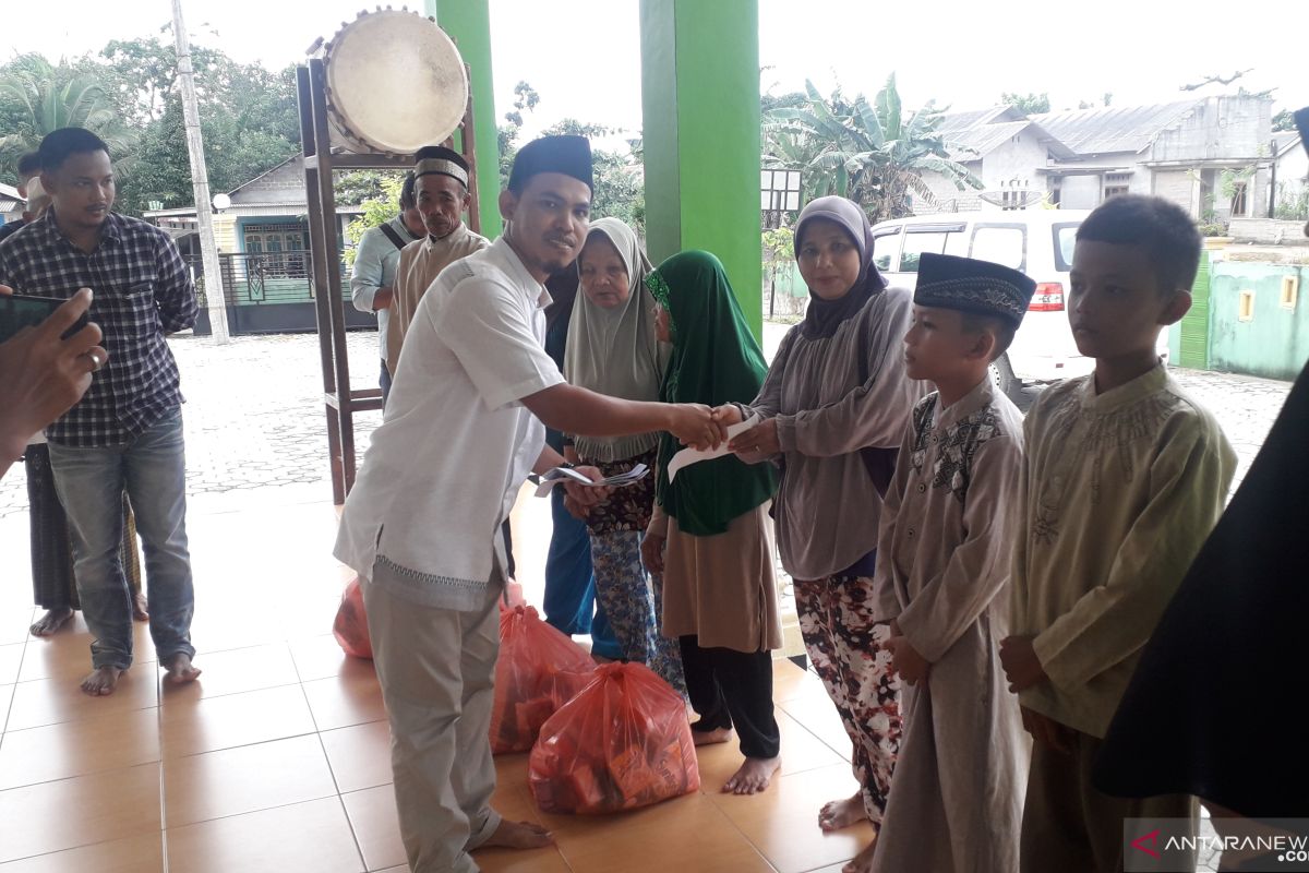 Jurnalis Bangka Tengah salurkan santunan dan paket sembako kepada anak yatim