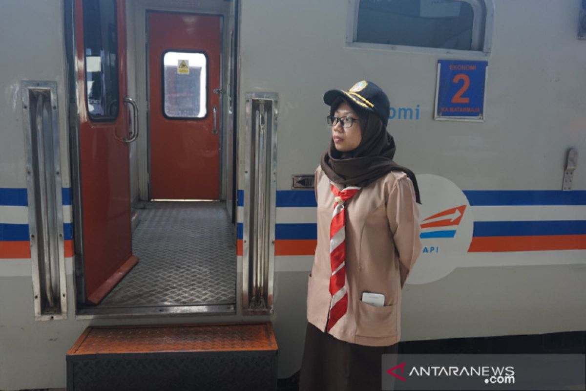 Anggota Pramuka layani pemudik di Stasiun Pasar Senen