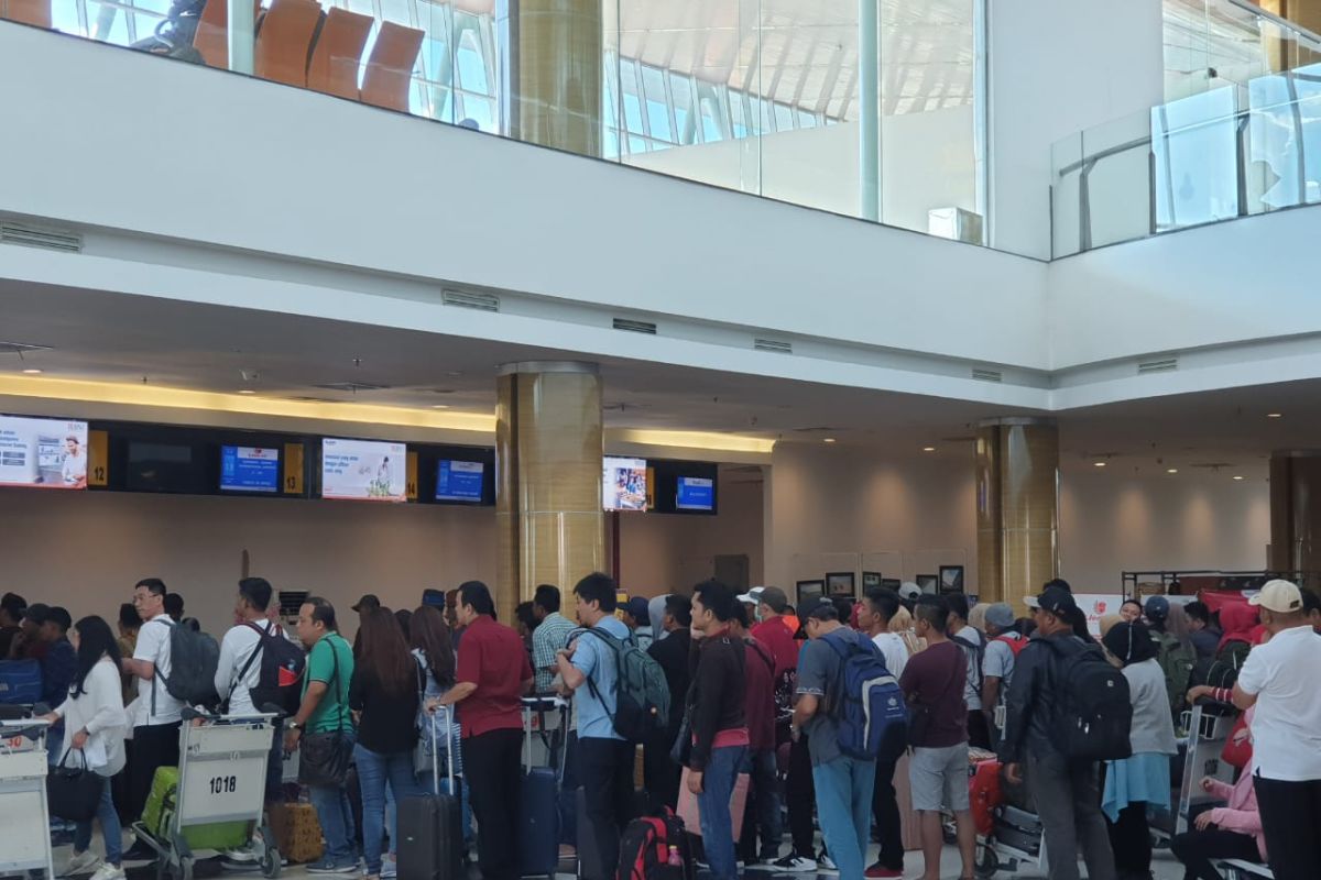 Pemudik sekitar Samarinda memilih Bandara APT Pranoto