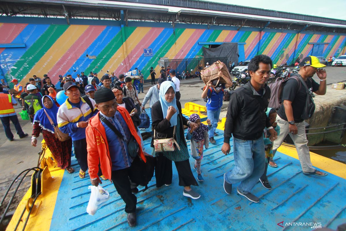 Pelindo III Banjarmasin berikan takjil gratis kapal laut