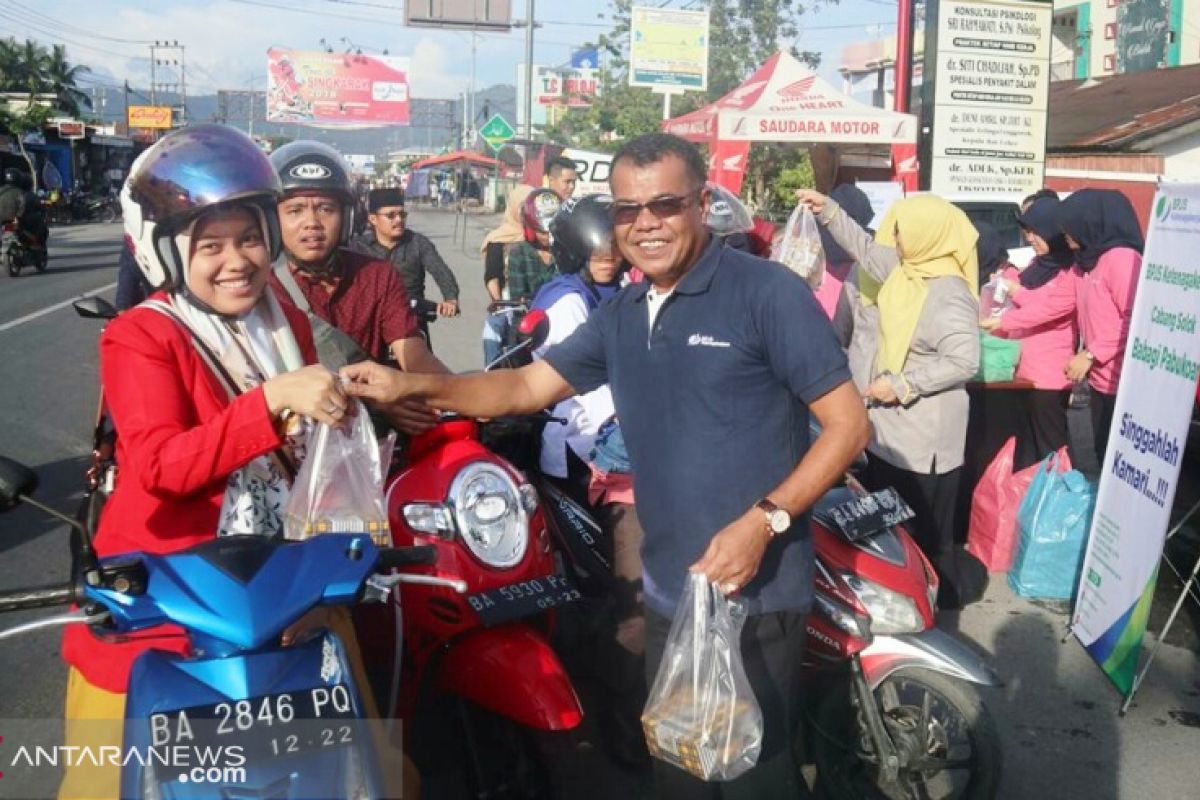 Mendekat ke masyarakat, BPJS Ketenagakerjaan Solok bagi-bagi takjil gratis