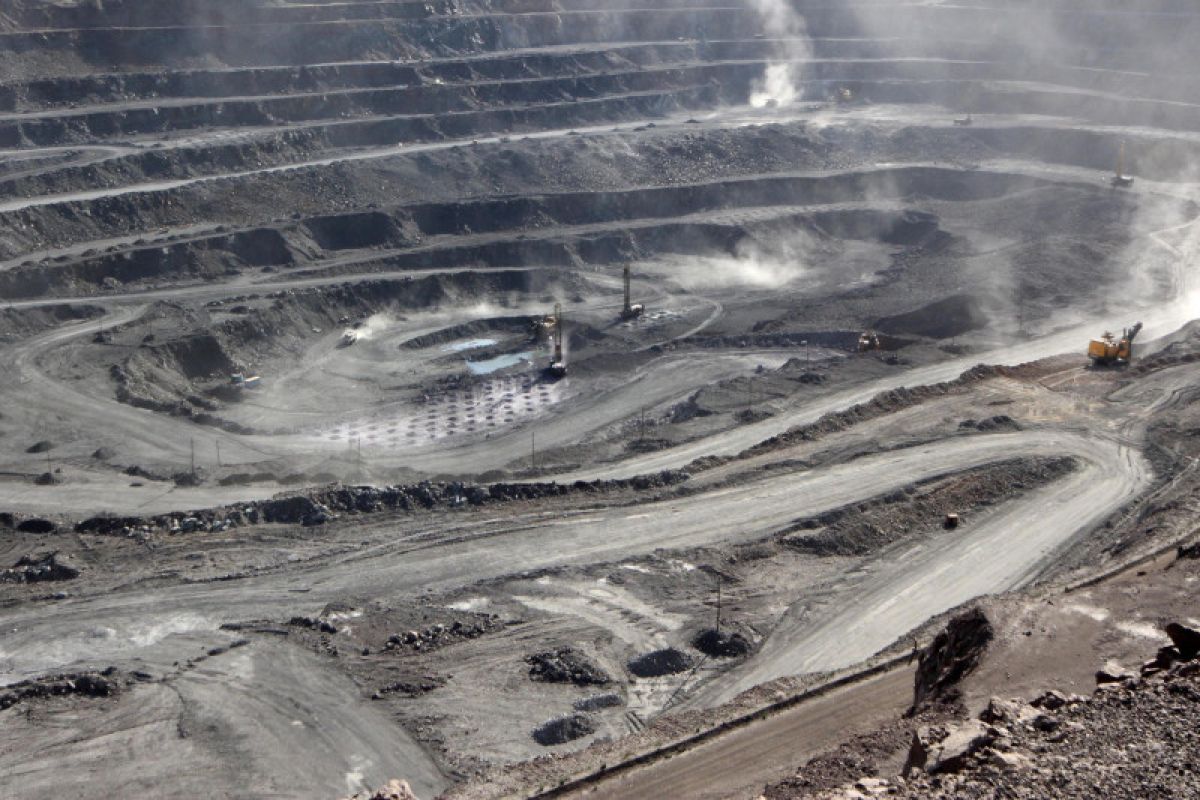Sebanyak 14 orang terperangkap reruntuhan tambang batu bara China