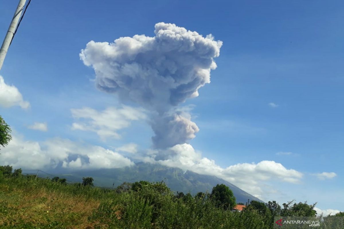 BPBD Bali minta masyarakat tetap tenang setelah Gunung Agung meletus