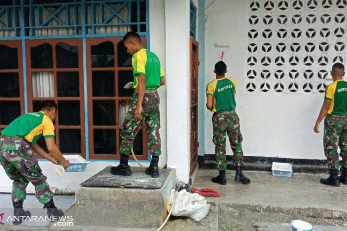 Yonif 328/DGH bantu pengecatan gereja peringati Kenaikan Isa Almasih