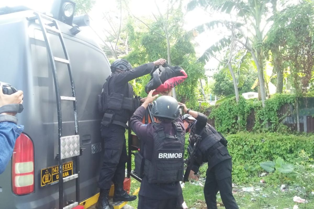 Personel Brimob Malut jinakkan granat di Santiong, Ternate