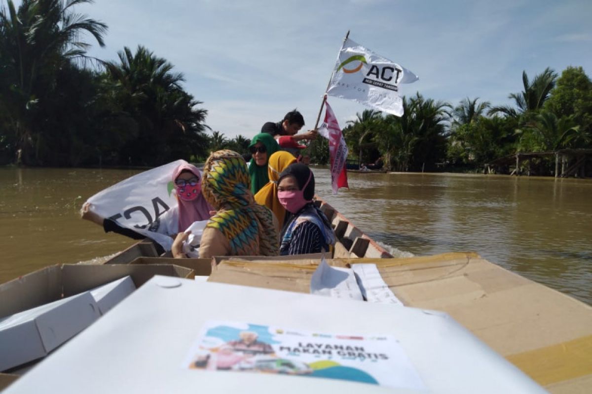 Relawan telusuri sungai salurkan makanan ke desa terisolir di Aceh