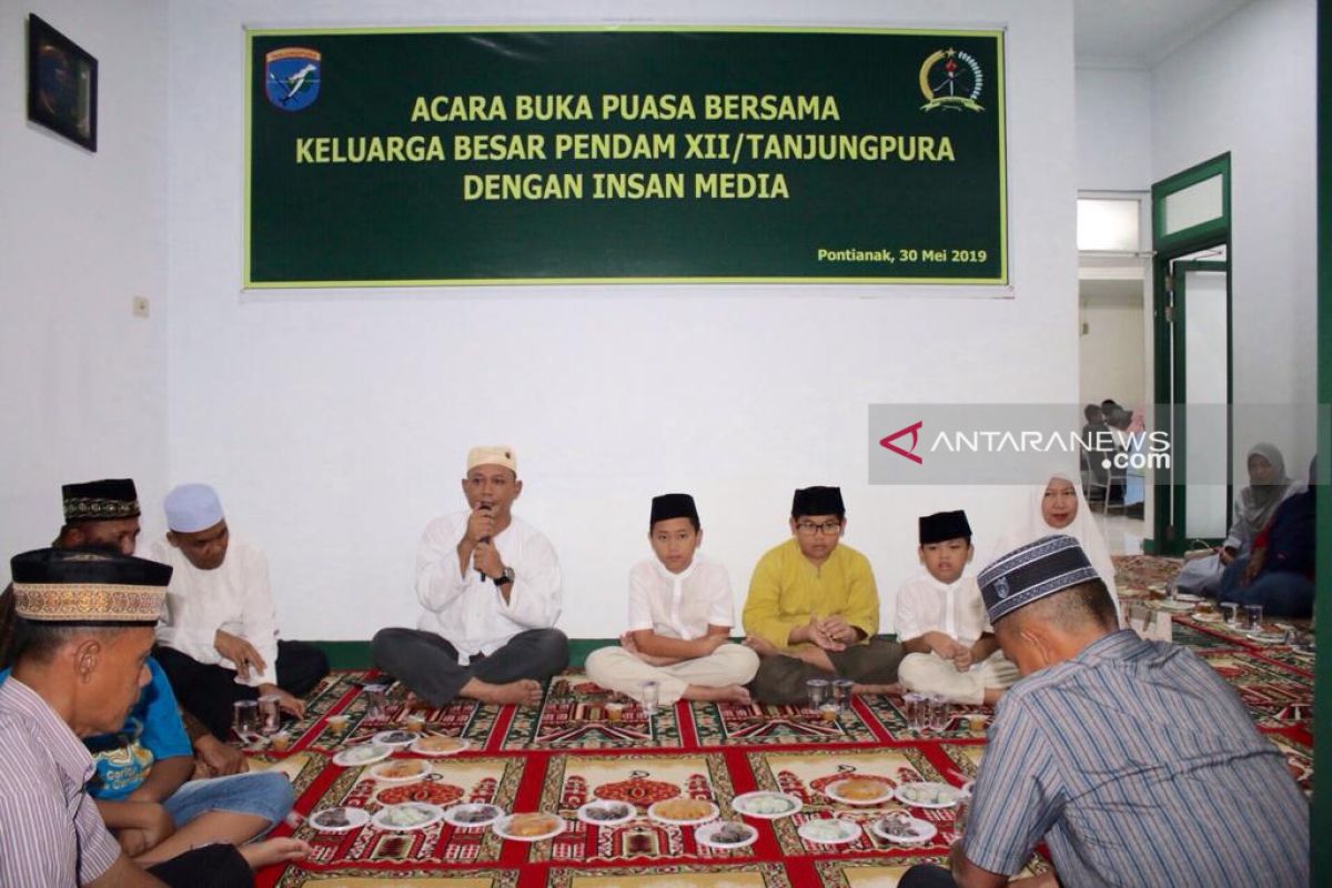 Keluarga besar Pendam XII/Tpr buka puasa bersama awak media