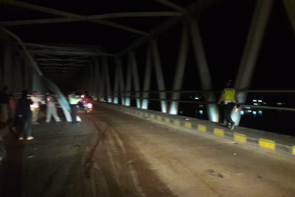 Rangka atas Jembatan Kapuas II terkena muatan tronton