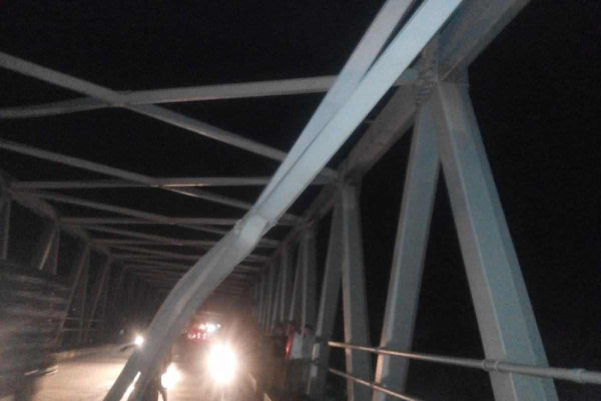 Rangka atas Jembatan Kapuas 2  Kalbar roboh dihantam tronton