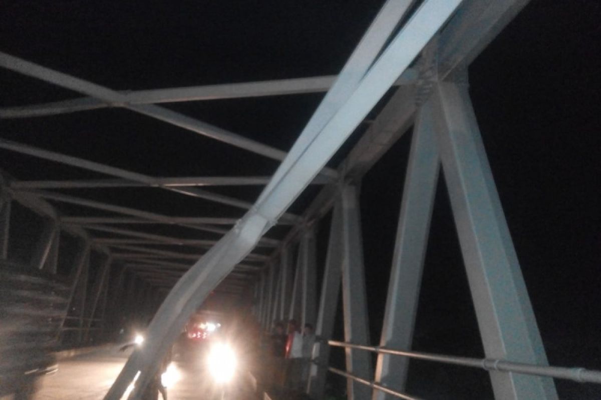 Rangka atas Jembatan Kapuas 2  roboh dihantam tronton